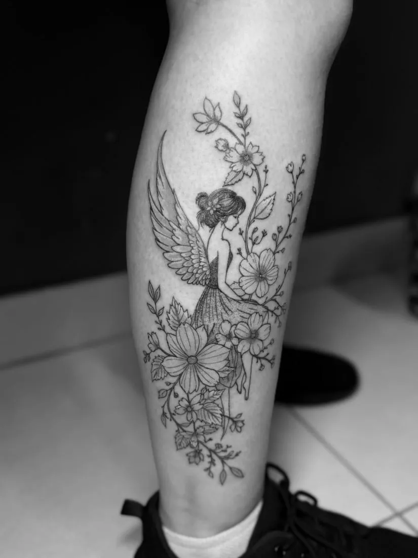 Fee mit Blumen auf der Wade