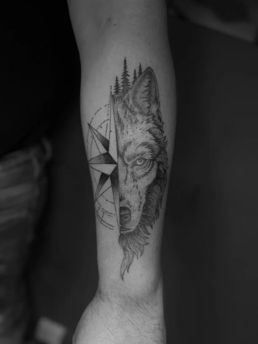 Fine Line Wolf mit Kompass